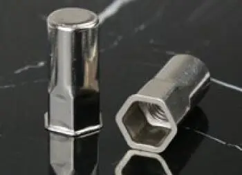 RHH-IHBC/SS-0320 Резьбовая гайка-заклёпка M3 полушестигранная закрытая уменьшенный бортик для толщины металла 1,5-2,5 мм, длиной 15,0 мм Сталь нержавеющая