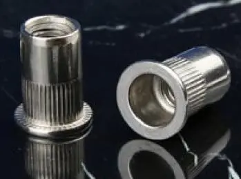 FH-KB/SS-0630 Резьбовая гайка-заклёпка M6 шлицевая открытая стандартный бортик для толщины металла 0,5 - 3,0 мм, длиной 15,0 мм Сталь нержавеющая