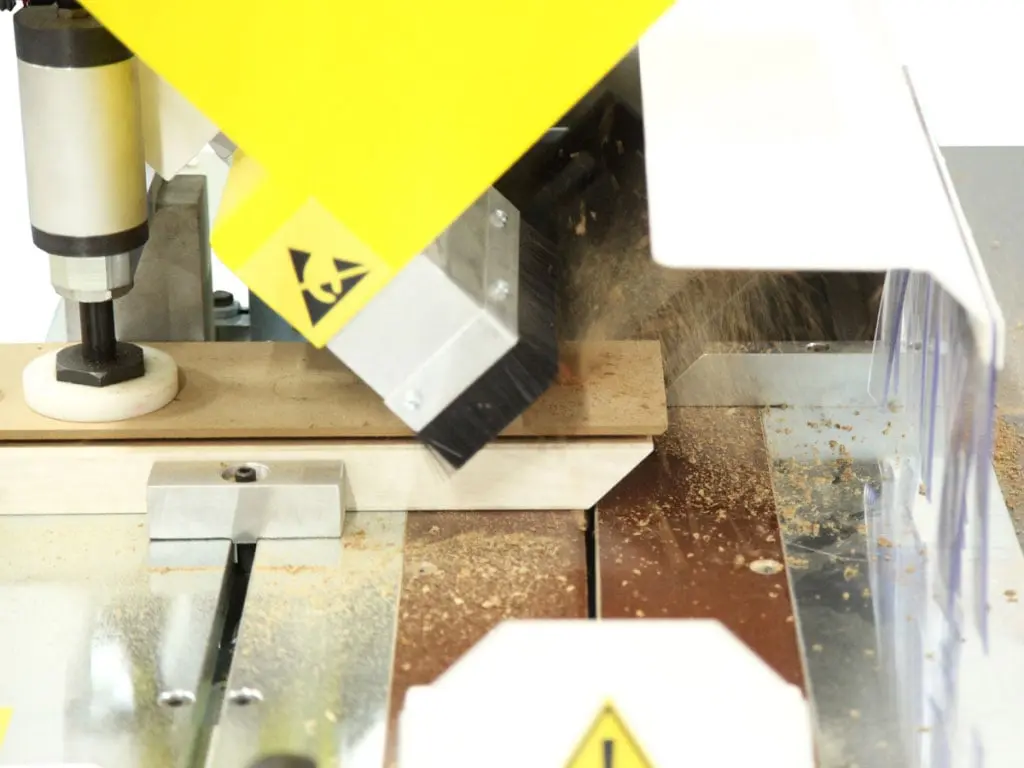 Фото фиксации рабочего материала с помощью пневматических цилиндров