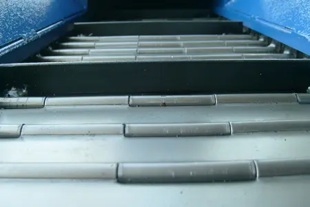 Стальной гусеничный конвейер для транспортировки деталей. Серия IVT-A-A001