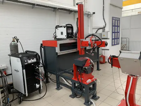 Установка универсальная для сварки продольных и кольцевых стыков