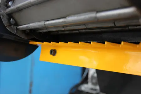 Стальной гусеничный конвейер для транспортировки деталей. Серия IVT-A-A001