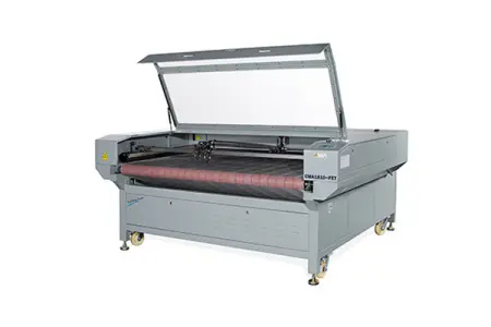 1750 х 950  СО2 лазерный станок с двумя асинхронными головами, предназначенный для раскроя тканных материалов CMA1810-FET