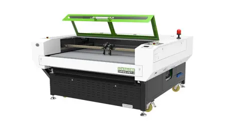 1550 х 800  СО2 лазерный станок с двумя асинхронными головами, предназначенный для раскроя тканных материалов CMA1610-FET-D