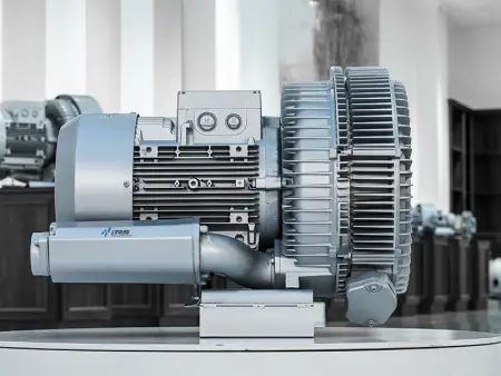 Воздуходувка двухступенчатая IRV-X004-063 (900 м³/ч, 7,5 кВт)