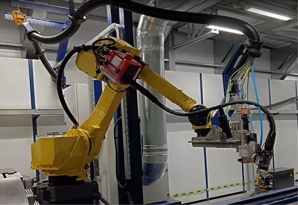 Промышленный робот-манипулятор с оптической сканирующей головкой и сварочной горелкой