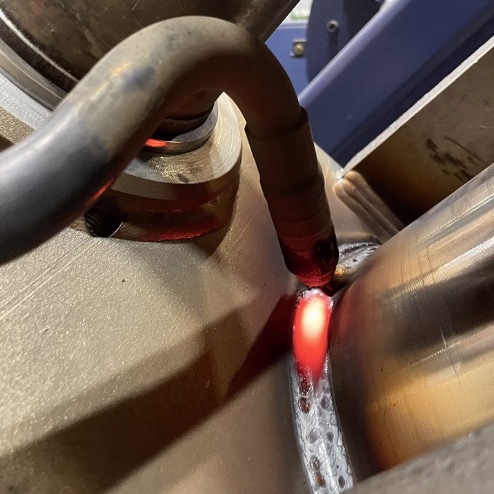 Пример работы роботизированного комплекса для MIG/MAG сварки поперечин рам карьерных самосвалов