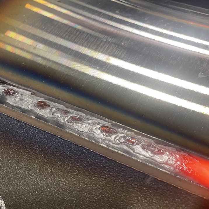 Пример работы роботизированного комплекса для MIG/MAG сварки поперечин рам карьерных самосвалов