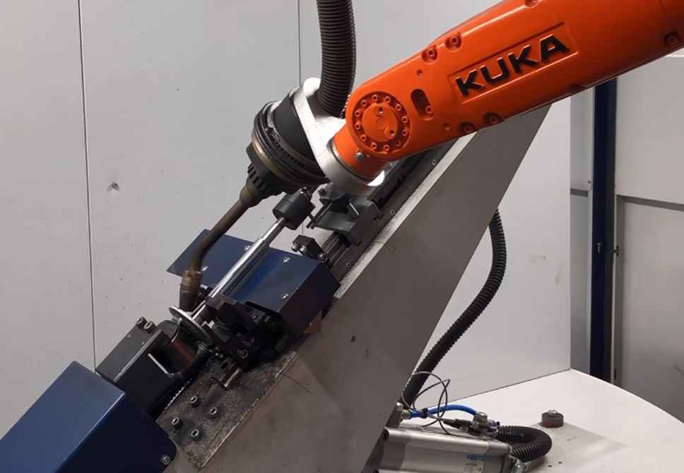 Сварка крышки кожуха со штоком, шов 2 на роботизированном комплексе