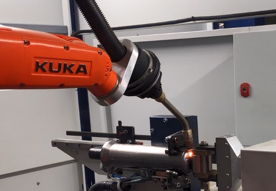 Приварка торцов проушины к дну корпуса, шов 1 на роботизированном комплексе