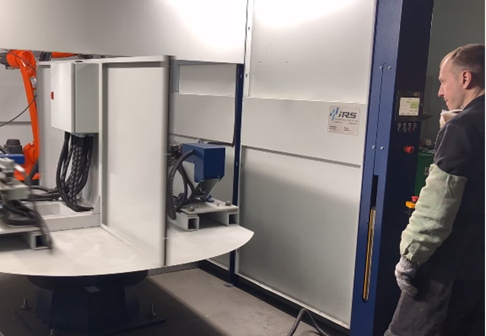 Начало технологического цикла сварки: поворот позиционера в роботизированном комплексе