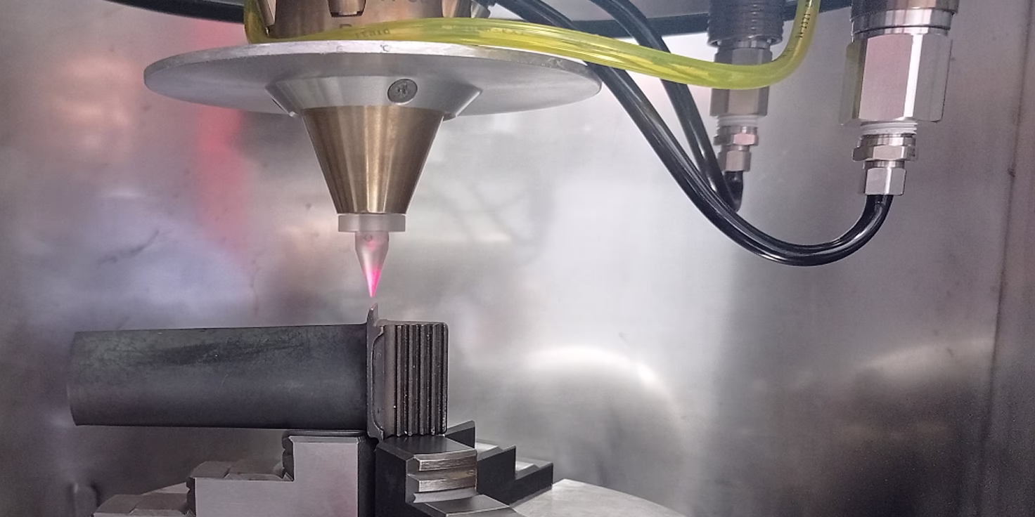 Процесс лазерной наплавки. Позиционирование. Положение рабочей точки на детали в камере с защитной атмосферой