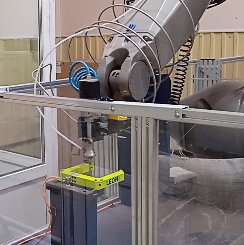 Автоматическая калибровка рабочего инструмента в специальном калибровочном устройстве Роботизированного комплекса гидроабразивной резки