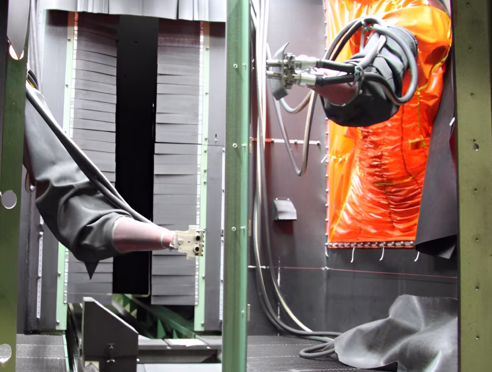 Промышленные роботы в роботизированной системе для дробеструйного упрочнения и формообразования